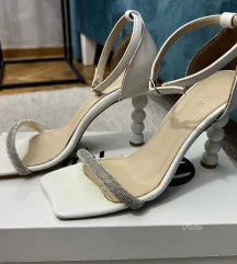 Bele elegantne sandale