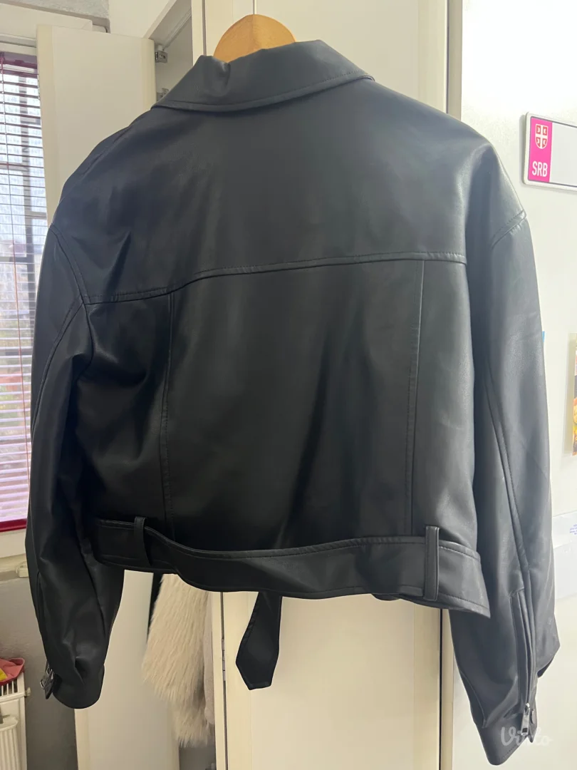 Kratka kožna jakna sa puf rukavima