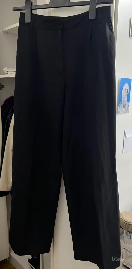 Široke crne pantalone