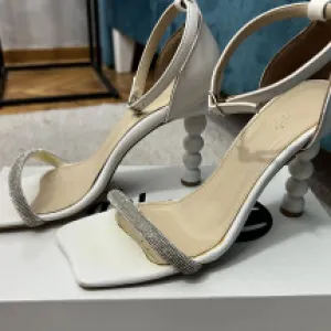 Bele elegantne sandale