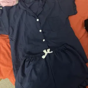 Letnja pidžama sa karnerima