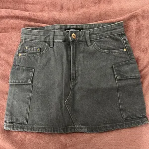 Mini teksas siva suknja