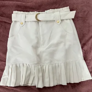 Elegantna bež suknjica