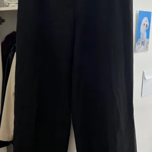 Široke crne pantalone