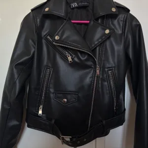 Zara - crna kožna jakna