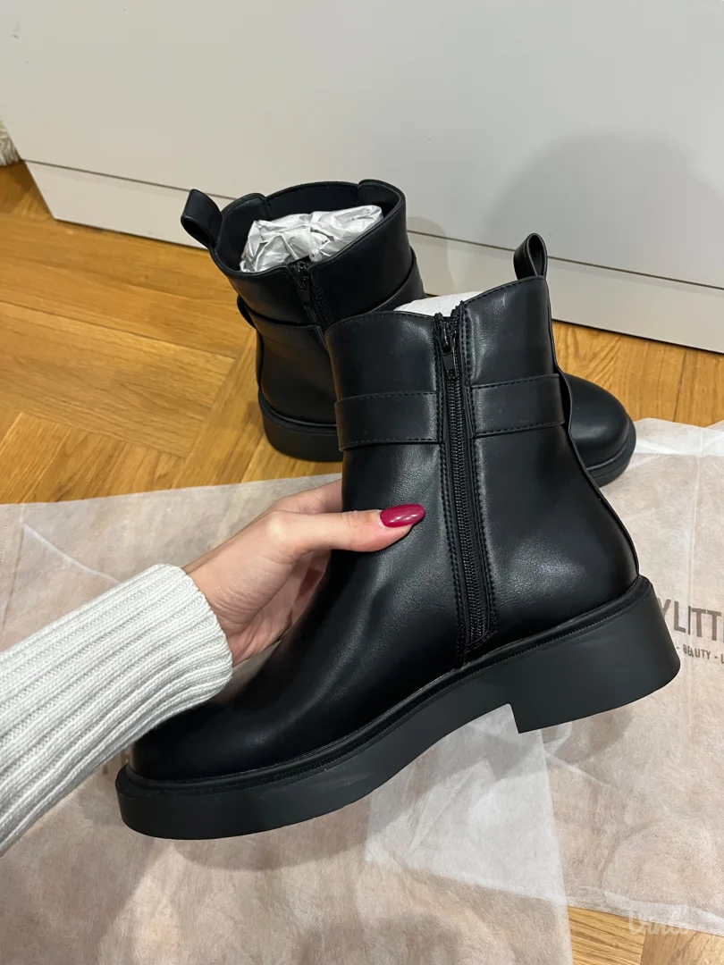 Pretty little thing nove cizme