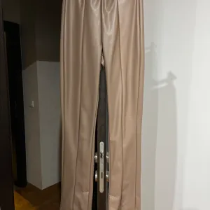 Reserved kozne pantalone🤎