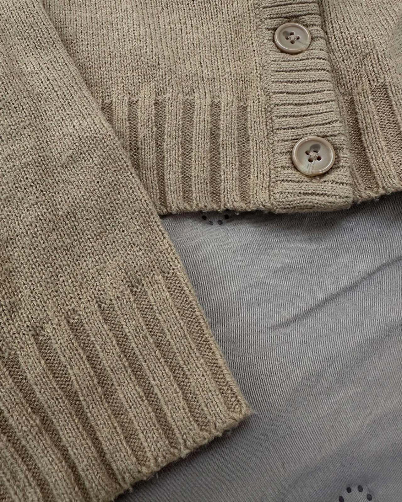H&M ženski džemper na zakopčavanje