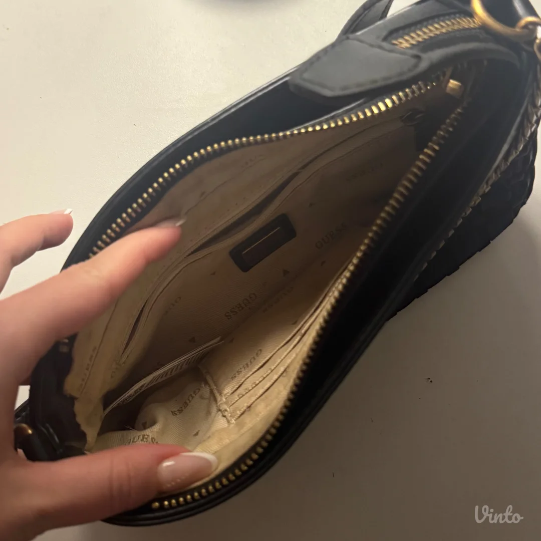 Guess crna torbica na rame