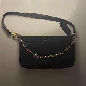 Guess crna torbica na rame