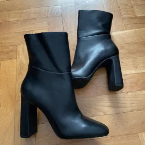 Steve Madden Crne čizme na štiklu