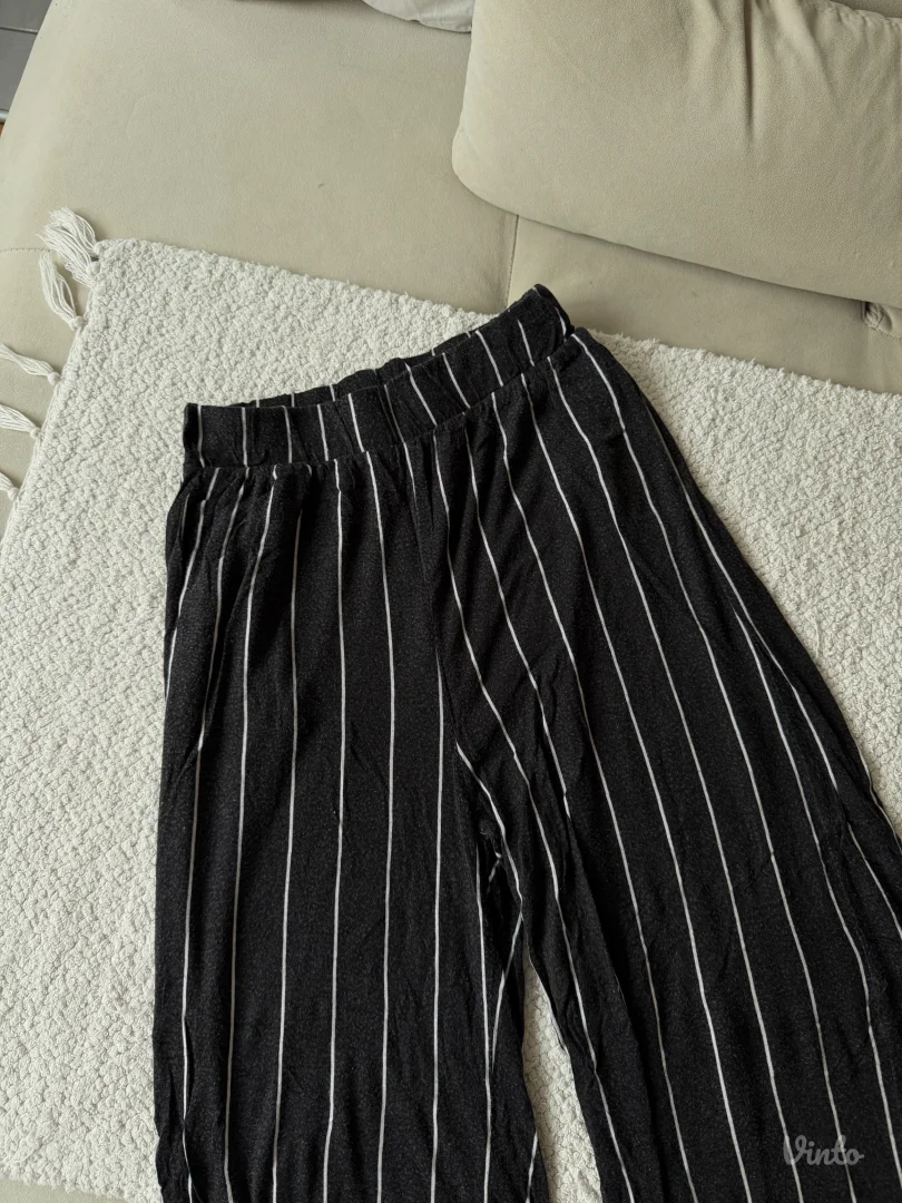 Crne siroke prugaste pantalone