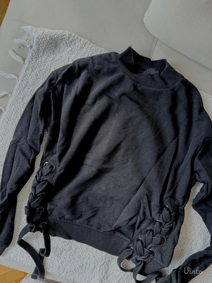 Njujorker - crni duks sa pertlama