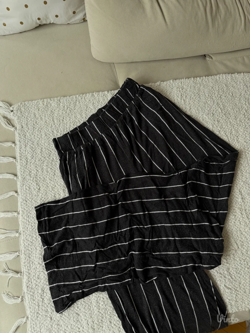 Crne siroke prugaste pantalone