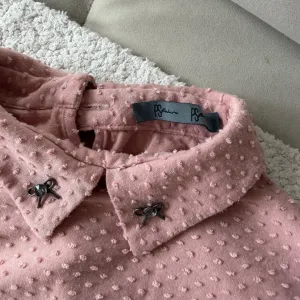 P.S. Fashion - roze bluza sa kragnom