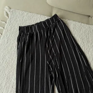 Crne siroke prugaste pantalone