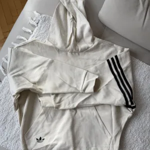 Adidas crop top duks sa kapuljacom