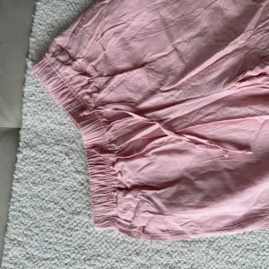 Roze lanene pantalone