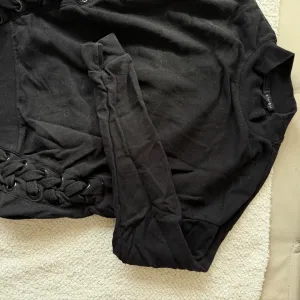 Njujorker - crni duks sa pertlama