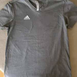 Majica Adidas NOVO