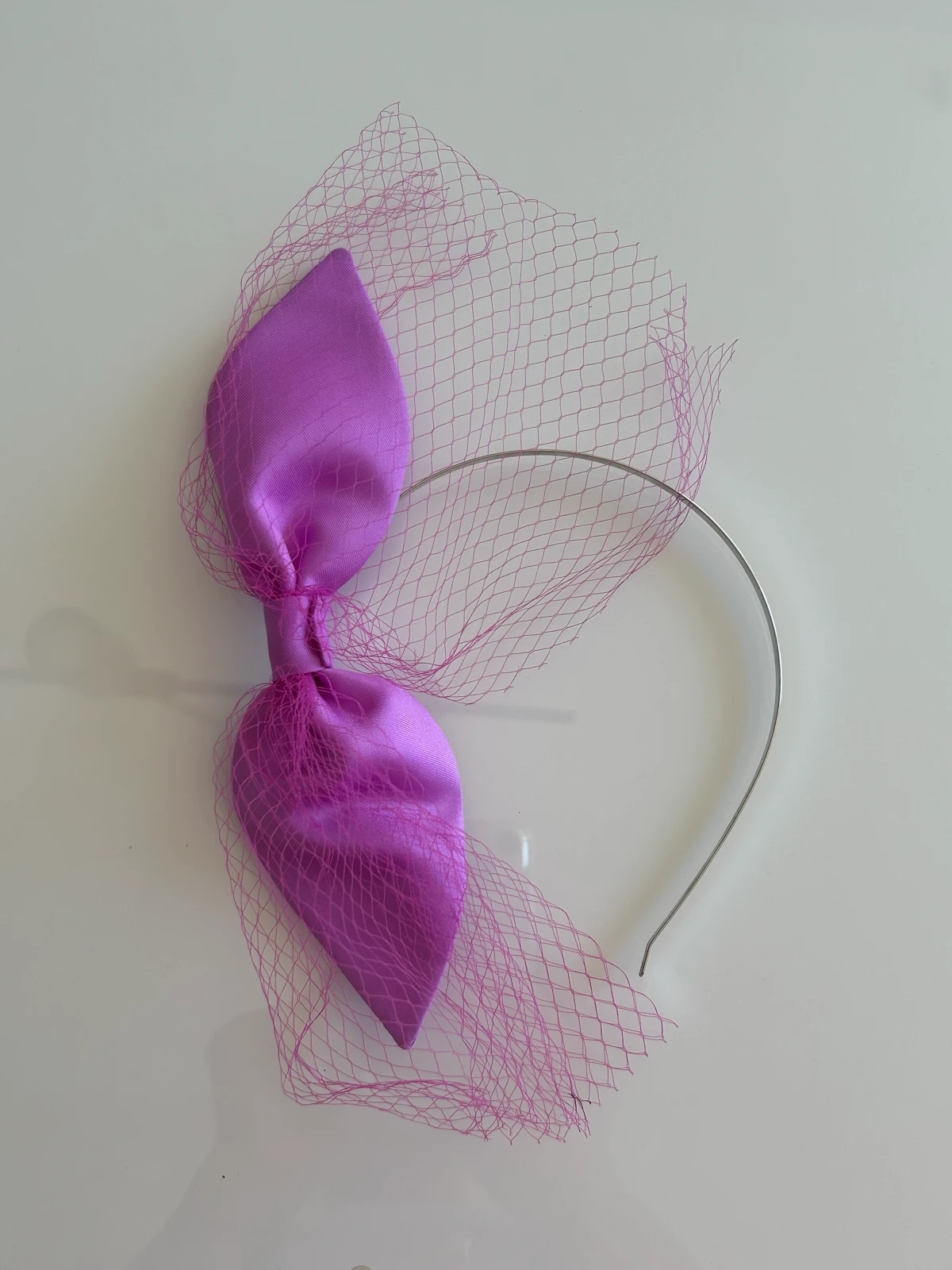 ERCEGOVAC fascinator u fuksija/magenta boji - NOVO