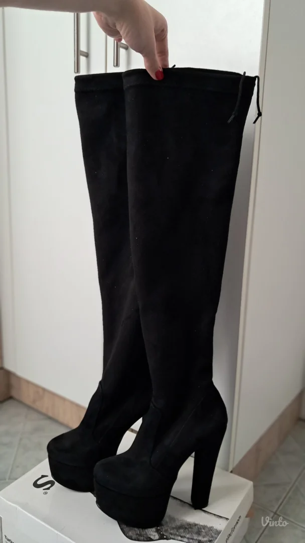 Crne čizme preko kolena na platformu br. 38 (odgovara 39)