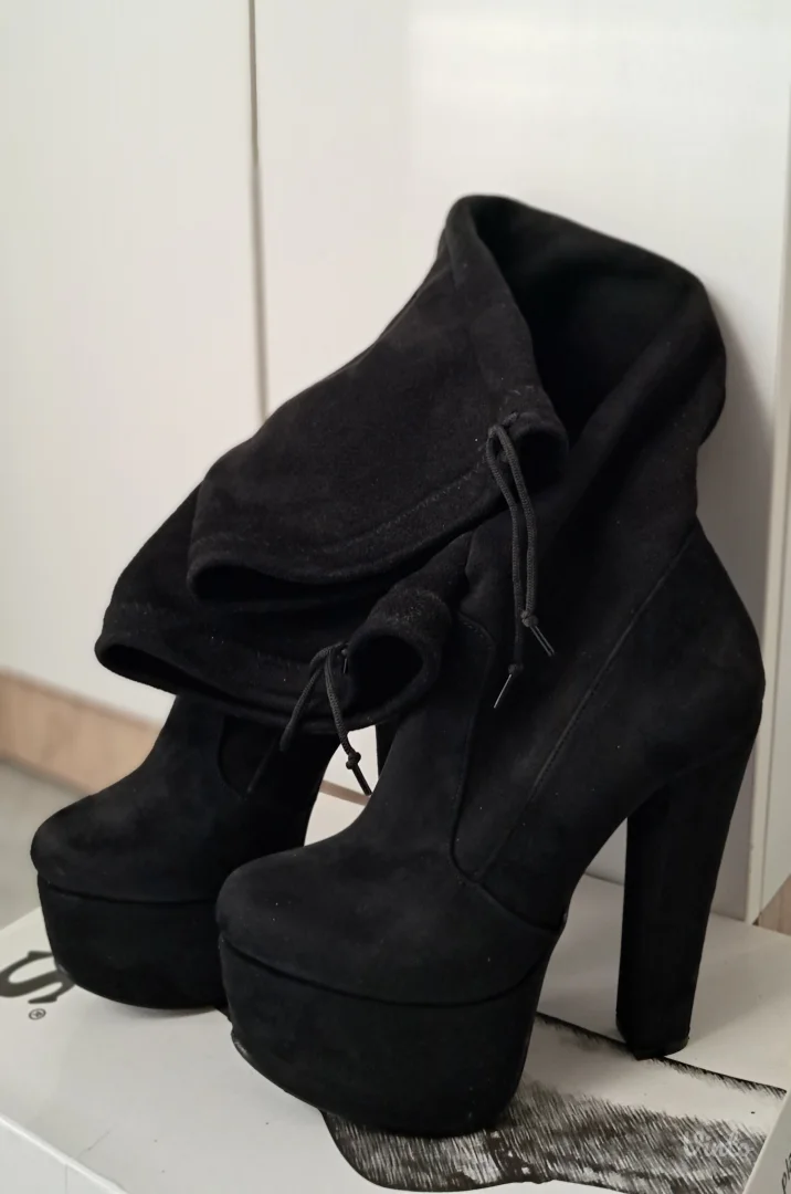 Crne čizme preko kolena na platformu br. 38 (odgovara 39)