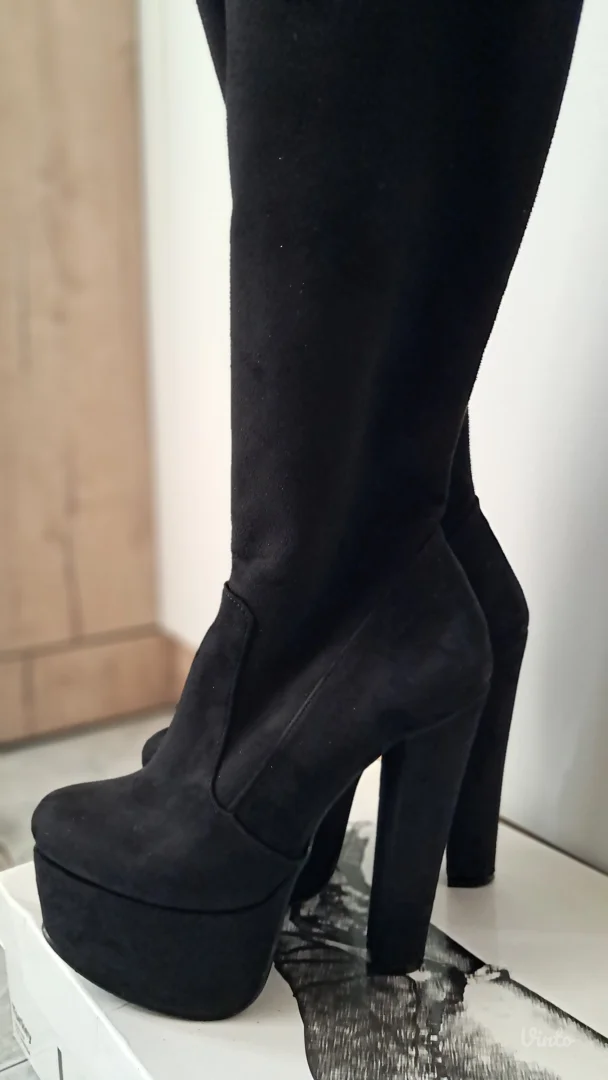Crne čizme preko kolena na platformu br. 38 (odgovara 39)