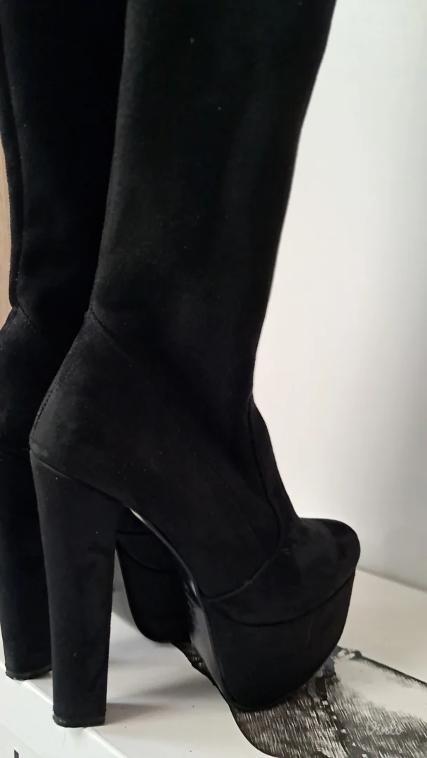 Crne čizme preko kolena na platformu br. 38 (odgovara 39)