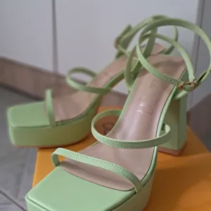 Zelene sandale na štiklu sa kožnom postavom br. 39 - NENOŠENE