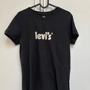 levis crna ženska majica