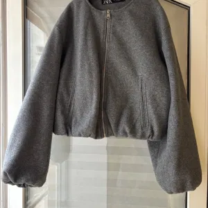 viralna zara siva bomber jakna