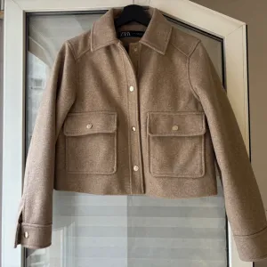 zara kratka jesenja jakna