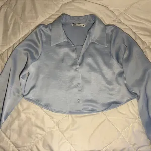 zara satenska kosulja