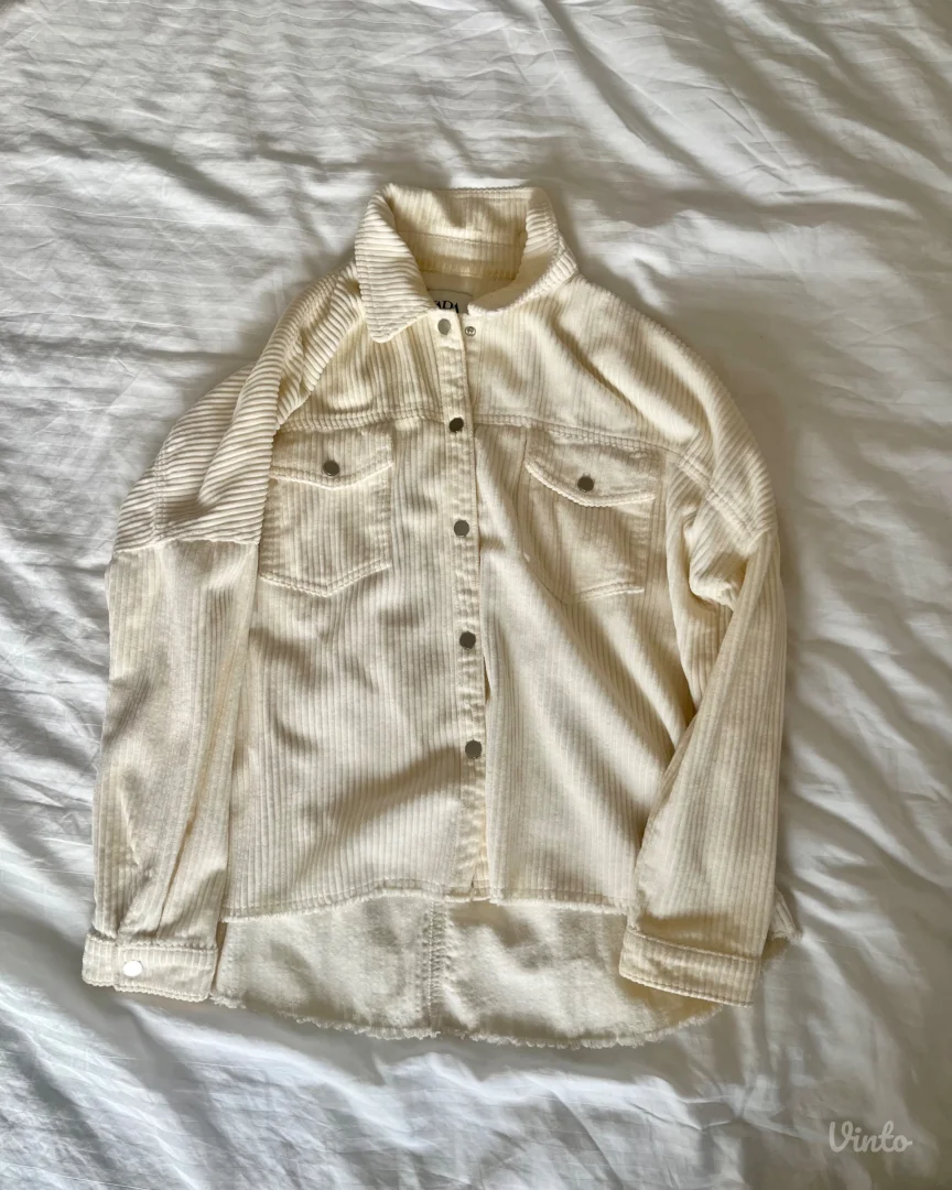 zara bela kosulja jakna