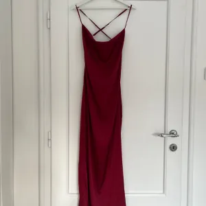 bordo satenska slip haljina