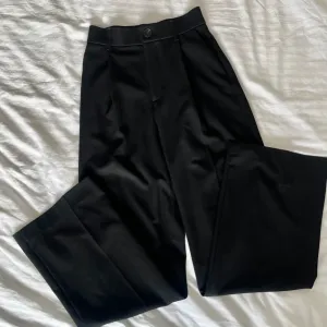 zara crne pantalone