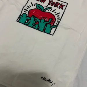 KEITH HARING Bela crop majica