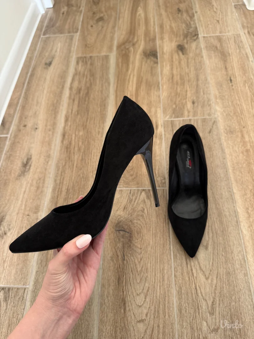 Cipele na stiklu potpuno nove