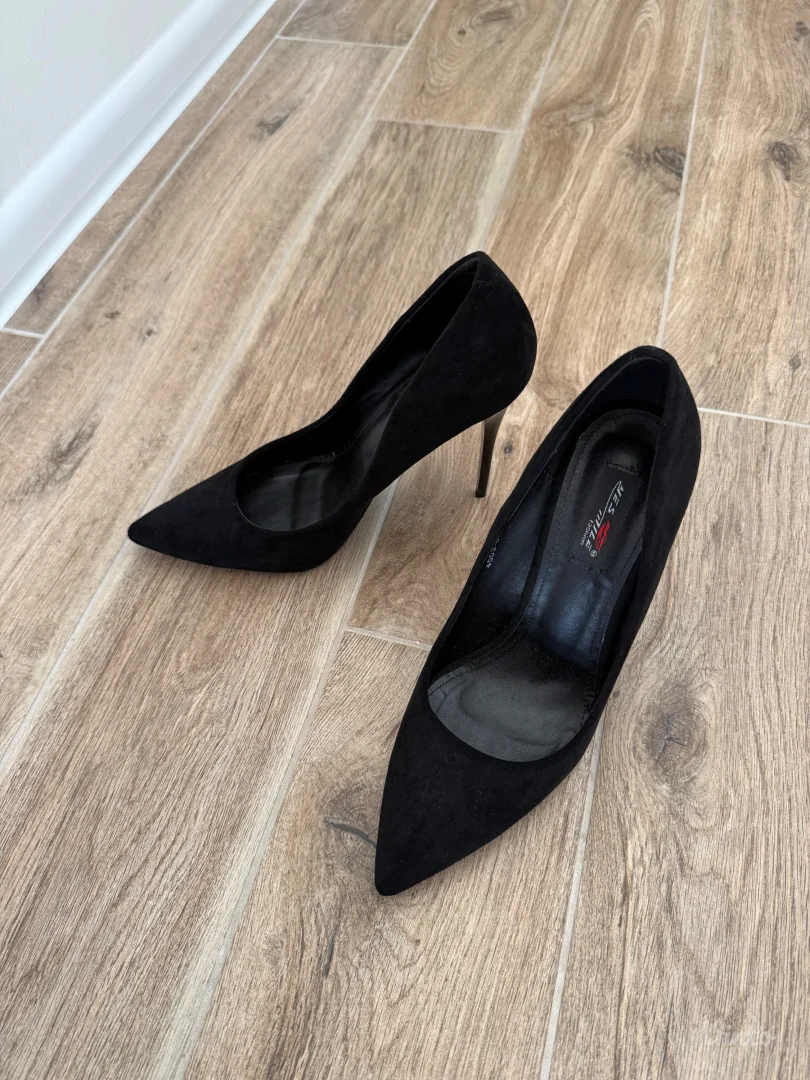 Cipele na stiklu potpuno nove