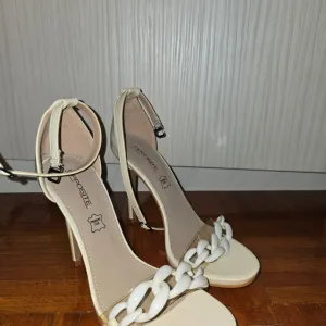 Nove Opposite sandale