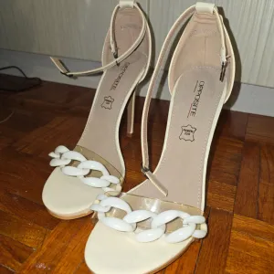 Nove Opposite Sandale