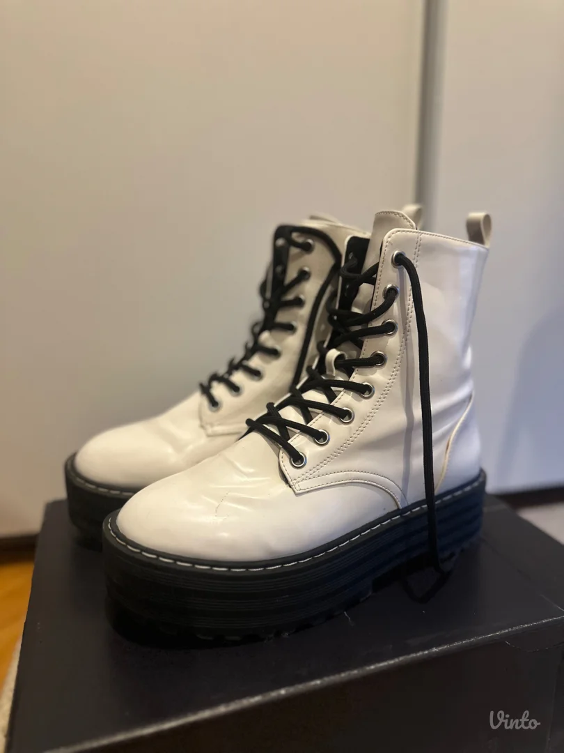 H&M kozne lakovane cizme