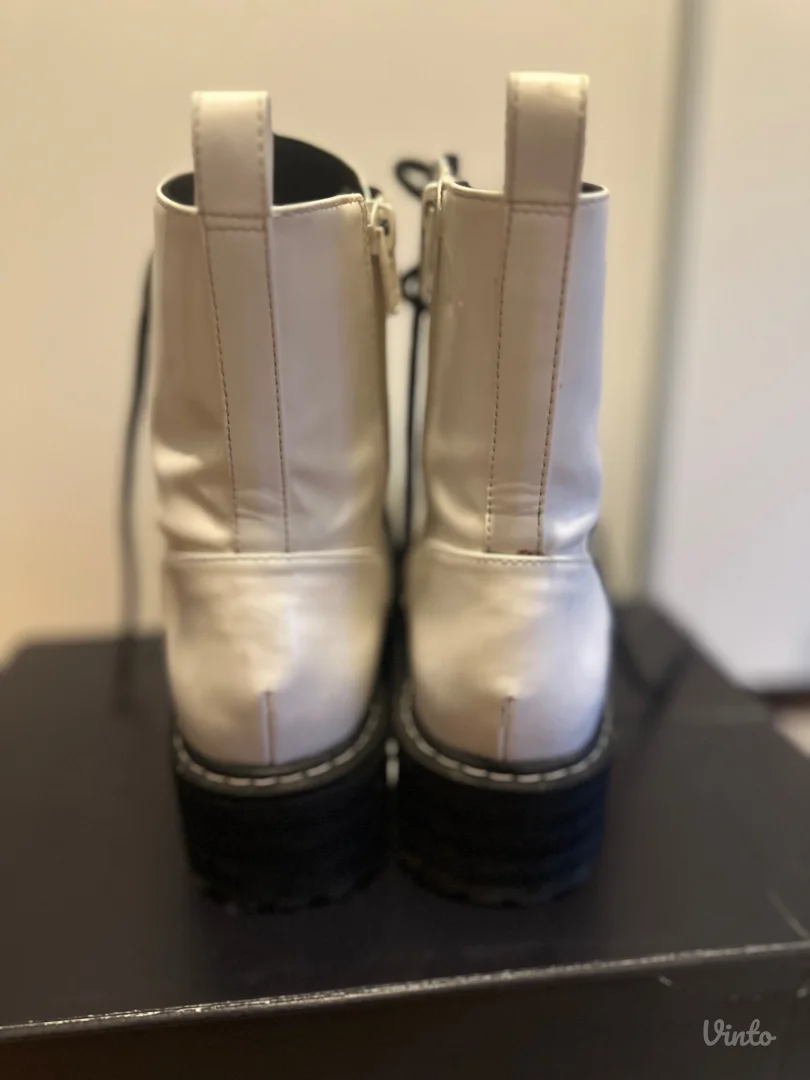 H&M kozne lakovane cizme