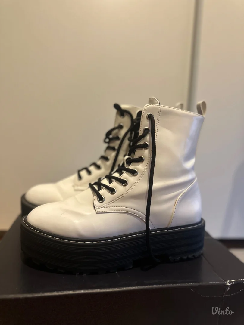 H&M kozne lakovane cizme