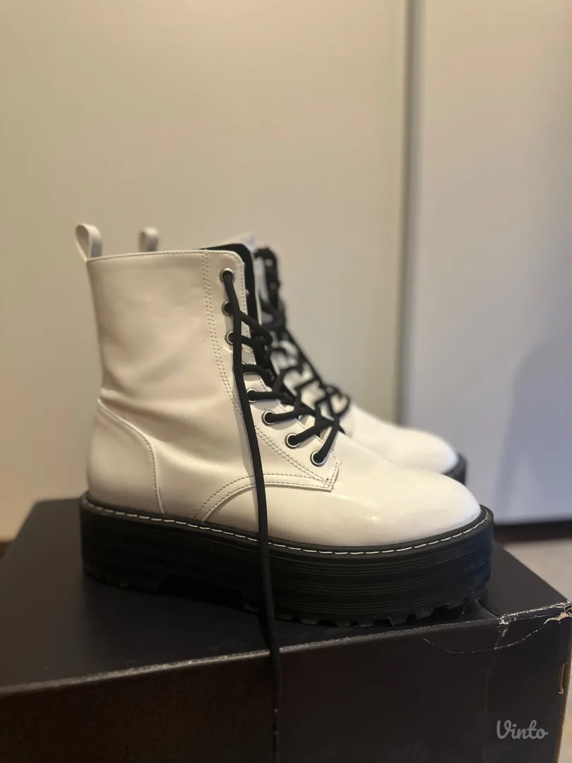 H&M kozne lakovane cizme