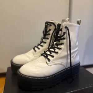 H&M kozne lakovane cizme