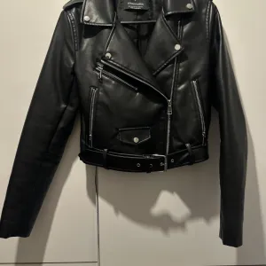 Stradivarius kozna jakna