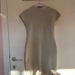 zara uska haljina