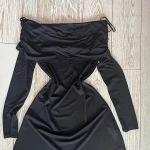 stradivarius haljina spustenih ramena